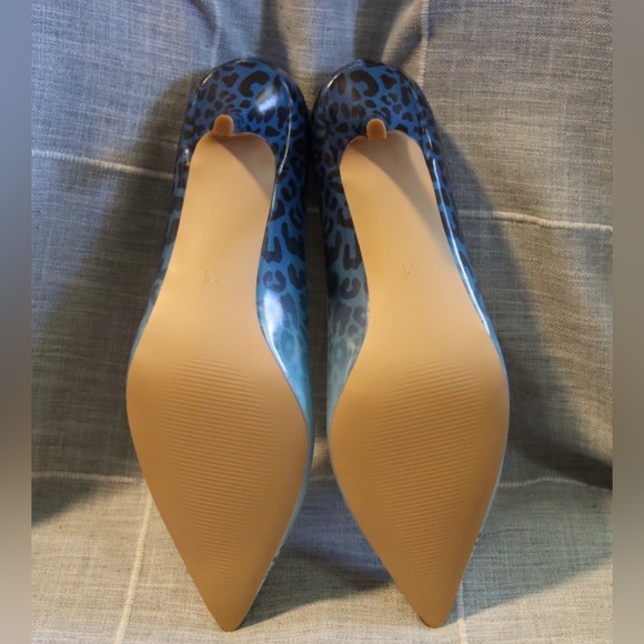 Reindee Lusion size 11 heels with snow leopard and blue leopard print - Picture 8 of 9